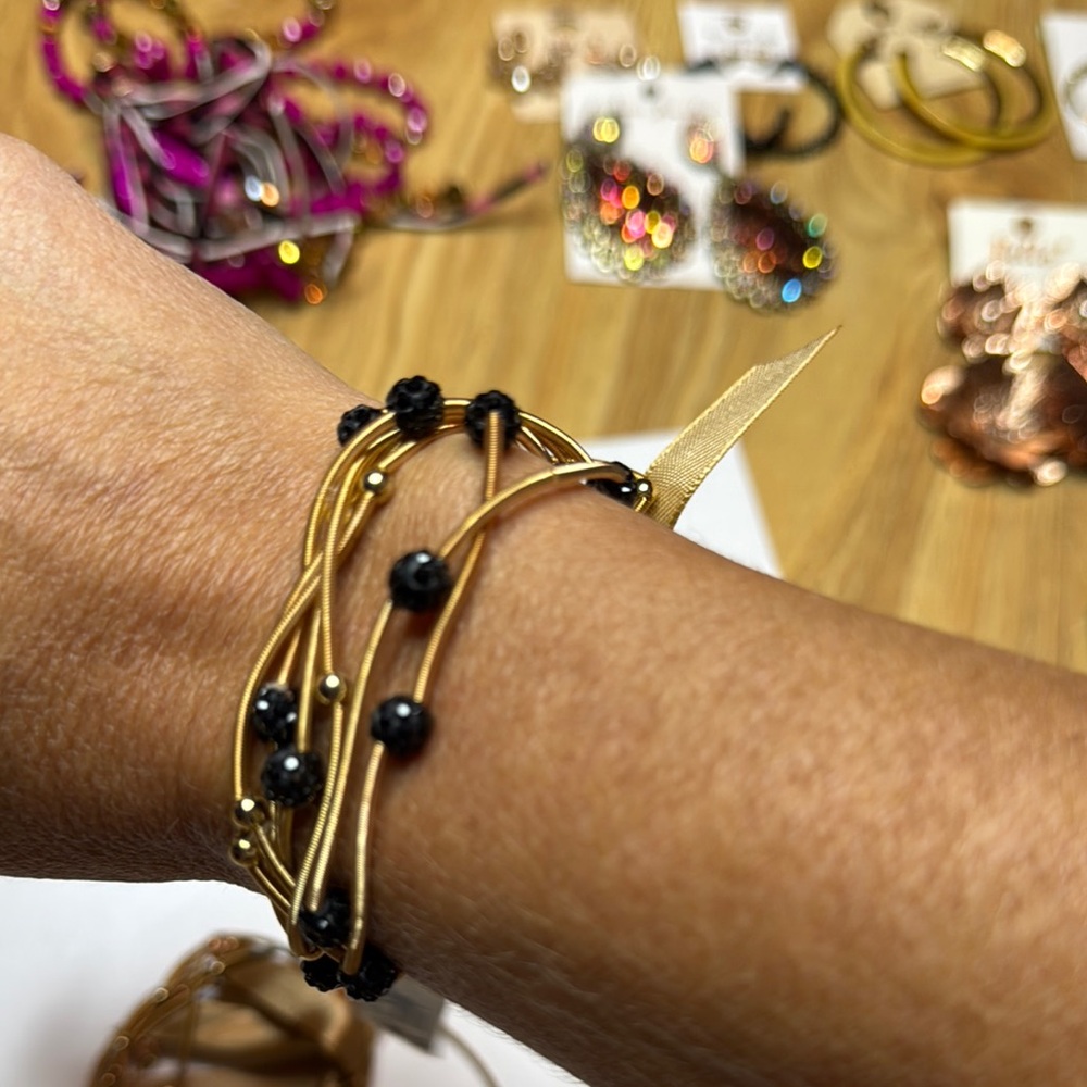 Elegant Gold and Black Beaded Bracelet